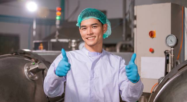 man in hair net thumbs up